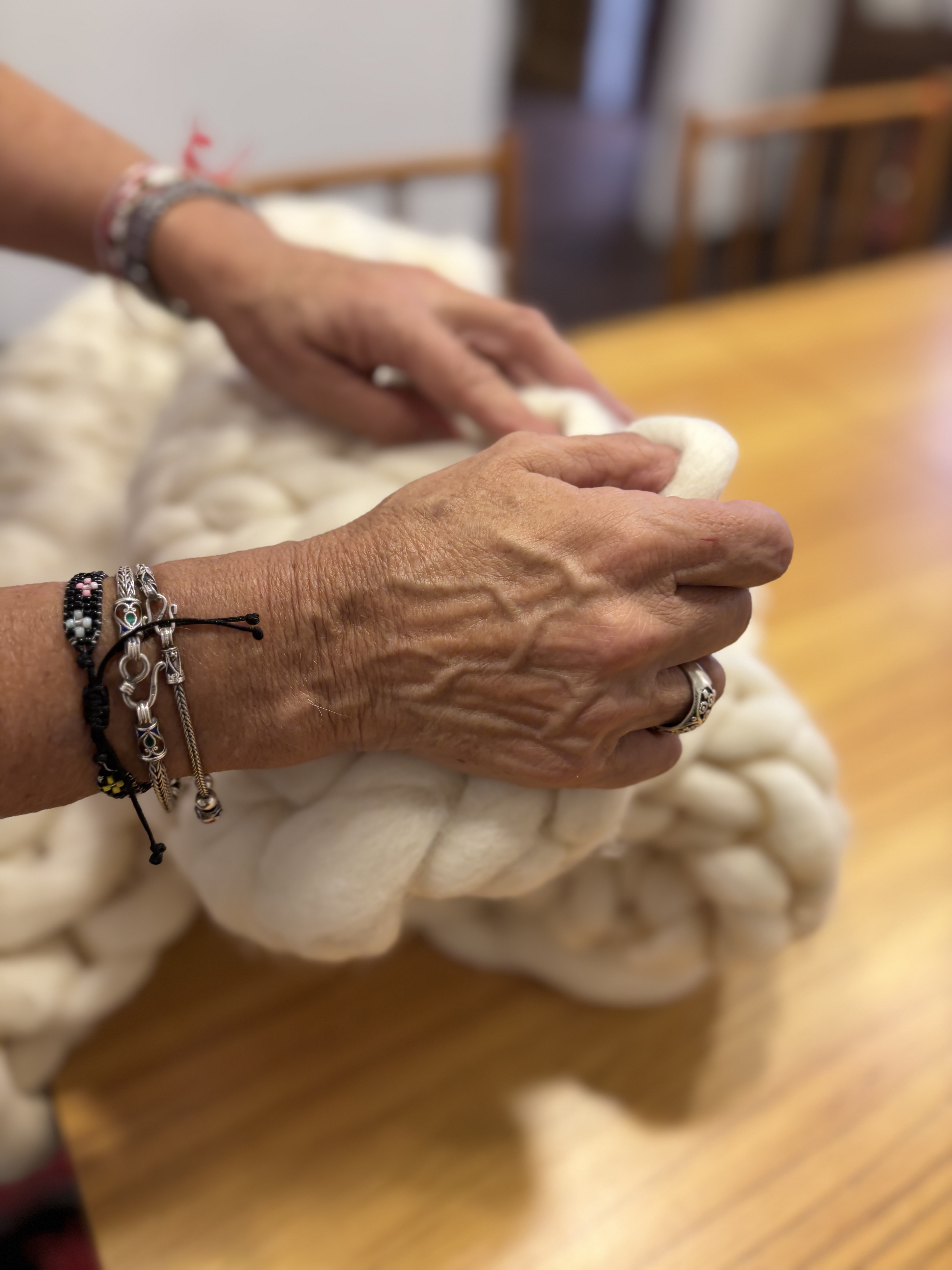 Manos trabajando lana gruesa