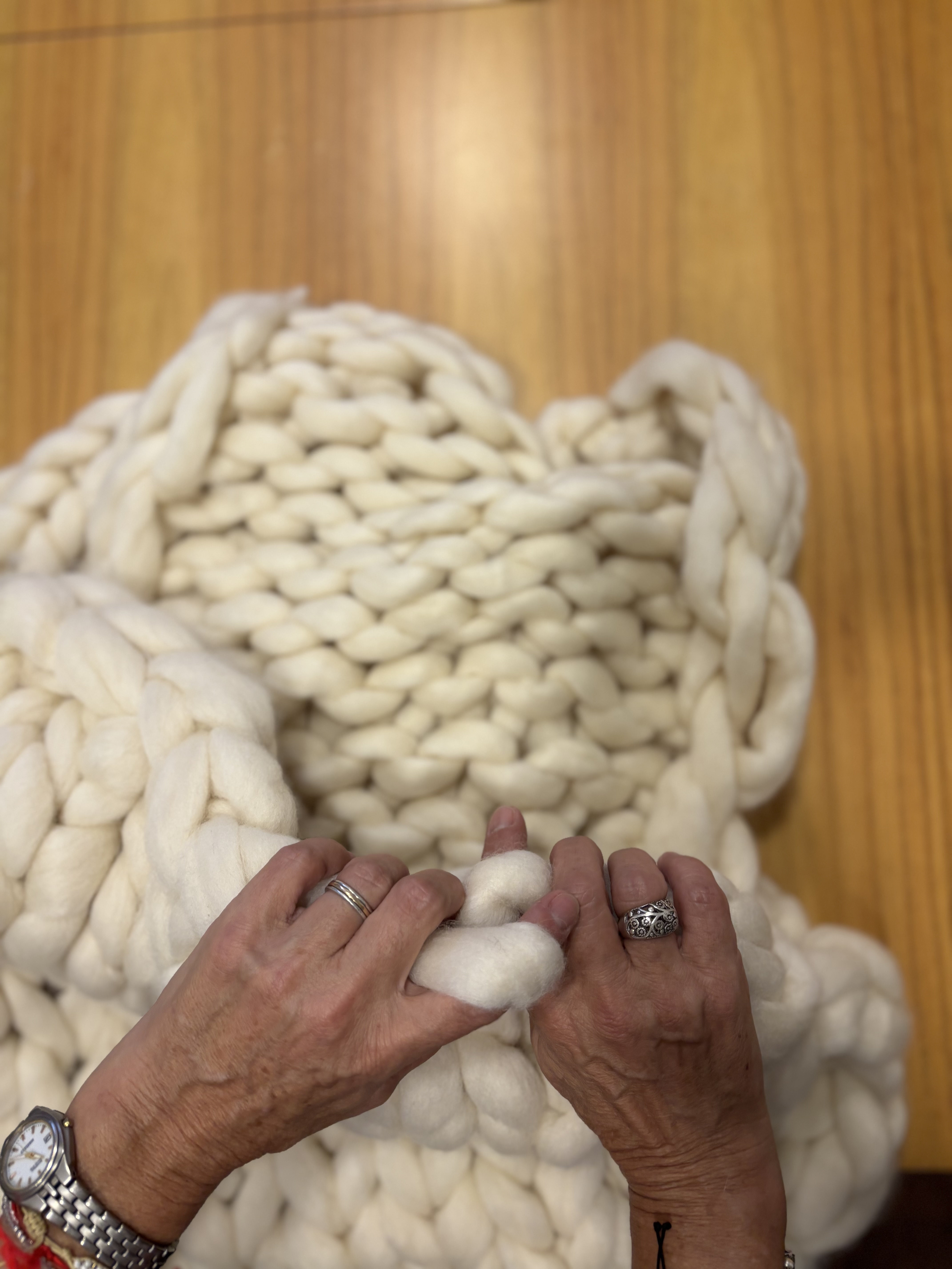 Tejido chunky con lana blanca